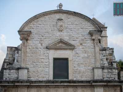 ...e un grande timpano semicircolare tipicamente barocco
